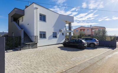 Umag Zambratija 441: Gebäude, Daytime, Eigentum, Himmel, Wasser, Pflanze, Fenster, Schwimmbad, Baum, Urban Design