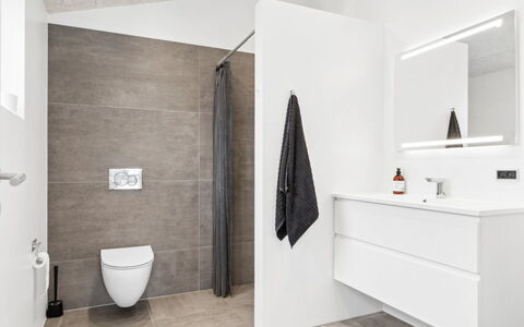 Fridhild - 1.5Km from the Sea: Flooring, Fussboden, Armatur, Interior Design, Badezimmerschrank, Badezimmer, Fliese, Installation, Zapfhahn, Zimmer