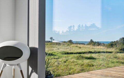 Fridhild - 1.5Km from the Sea: Haus, Zuhause, Tür, Dach, Hütte, Estate, Garten, Schatten, Abstellgleis, Garten