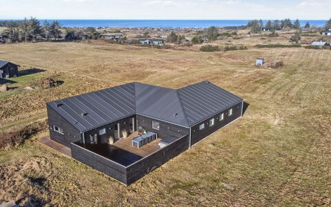 Fridhild - 1.5Km from the Sea: Haus, Zuhause, Tür, Dach, Hütte, Estate, Garten, Schatten, Abstellgleis, Garten
