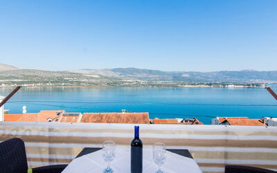 Trogir 183: Himmel, Wasser, Tabelle, Eigentum, Möbel, Blau, Azurblau, Stuhl, Berg, Gebäude