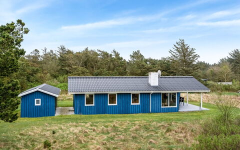Conny - 350M from the Sea: Dach, Haus, Zuhause, Hütte, Tür, Abstellgleis, Deck, Veranda, Planke, Hartholz