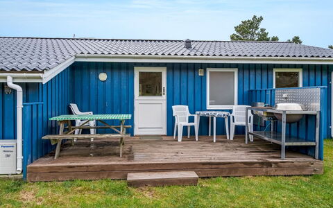 Conny - 350M from the Sea: Dach, Haus, Zuhause, Hütte, Tür, Abstellgleis, Deck, Veranda, Planke, Hartholz