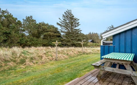 Conny - 350M from the Sea: Dach, Haus, Zuhause, Hütte, Tür, Abstellgleis, Deck, Veranda, Planke, Hartholz