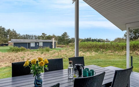 Conny - 350M from the Sea: Dach, Haus, Zuhause, Hütte, Tür, Abstellgleis, Deck, Veranda, Planke, Hartholz
