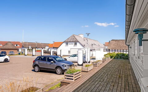 Jeppe - 200M from the Sea: Decke, Flooring, Interior Design, Fussboden, Verbundwerkstoff, Möbel, Resort, Hotel, Design, Daylighting