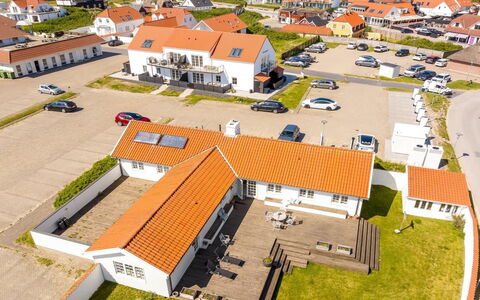 Jeppe - 200M from the Sea: Decke, Flooring, Interior Design, Fussboden, Verbundwerkstoff, Möbel, Resort, Hotel, Design, Daylighting