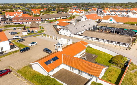 Jeppe - 200M from the Sea: Decke, Flooring, Interior Design, Fussboden, Verbundwerkstoff, Möbel, Resort, Hotel, Design, Daylighting