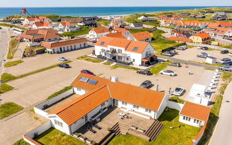 Jeppe - 200M from the Sea: Decke, Flooring, Interior Design, Fussboden, Verbundwerkstoff, Möbel, Resort, Hotel, Design, Daylighting