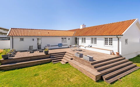 Jeppe - 200M from the Sea: Decke, Flooring, Interior Design, Fussboden, Verbundwerkstoff, Möbel, Resort, Hotel, Design, Daylighting