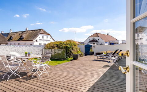 Jeppe - 200M from the Sea: Decke, Flooring, Interior Design, Fussboden, Verbundwerkstoff, Möbel, Resort, Hotel, Design, Daylighting
