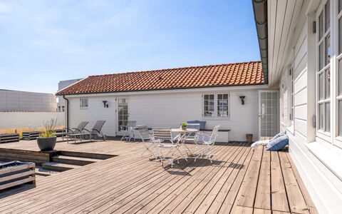 Jeppe - 200M from the Sea: Decke, Flooring, Interior Design, Fussboden, Verbundwerkstoff, Möbel, Resort, Hotel, Design, Daylighting