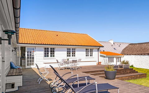 Jeppe - 200M from the Sea: Decke, Flooring, Interior Design, Fussboden, Verbundwerkstoff, Möbel, Resort, Hotel, Design, Daylighting