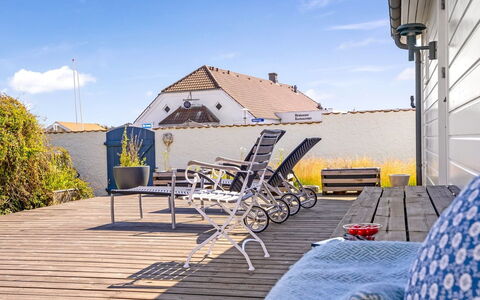 Jeppe - 200M from the Sea: Decke, Flooring, Interior Design, Fussboden, Verbundwerkstoff, Möbel, Resort, Hotel, Design, Daylighting