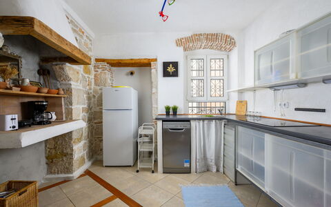 Vrsar 105: Küche, Möbel, Flooring, Interior Design, Major Appliance, Küchengerät, Countertop, Decke, Fussboden, Zimmer