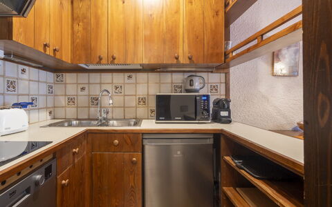 Masserini View Apartment: Holz, Countertop, Flooring, Küche, Major Appliance, Cabinetry, Interior Design, Fussboden, Küchengerät, Decke