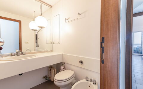 Punta Ala 130: Spiegel, Armatur, Sinken, Eigentum, Zapfhahn, Bad Sink, Badezimmer, Lila, Holz, Interior Design
