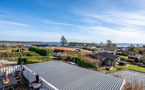 Sylvia - 450M from the Sea: Dach, Zuhause, Tür, Hütte, Schatten, Abstellgleis, Garten, Estate, Hinterhof