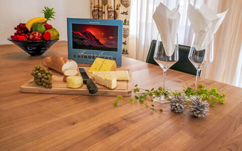 Chalet Pfingstrose: Essen, Geschirr, Produzieren, Tabelle, Möbel, Holzboden, Zutat, Holzbeize, Hartholz