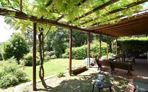 Podere Le Muricce: Pflanze, Gebäude, Schatten, Baum, Gras, Hütte, Freizeit, Landschaft, Grundeigentum, Tönungen Und Schatten
