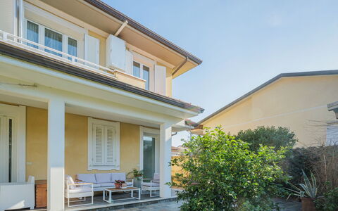 La Casa dei Limoni di Valeria: Pflanze, Himmel, Fenster, Gebäude, Schatten, Haus, Wohngebiet, Nachbarschaft, Hütte, Veranda