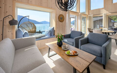 Hildebu: Tabelle, Möbel, Couch, Eigentum, Komfort, Pflanze, Zimmerpflanze, Wohnzimmer, Schatten, Interior Design