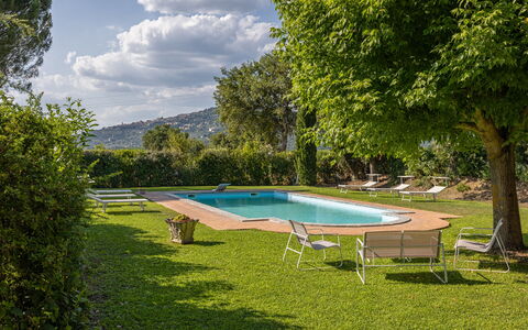 Villa Marconi: Wasser, Pflanze, Wolke, Himmel, Schwimmbad, Schatten, Baum, Gartenmöbel, Stuhl, Tabelle