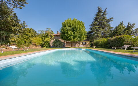 Villa Marconi: Wasser, Pflanze, Himmel, Wasservorräte, Eigentum, Schwimmbad, Azurblau, Baum, Natürliche Landschaft, Schatten