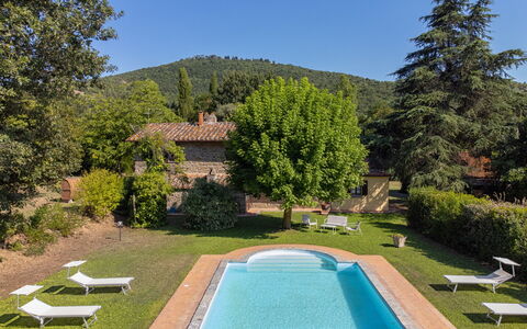 Villa Marconi: Pflanze, Wasser, Himmel, Eigentum, Gebäude, Grün, Schwimmbad, Azurblau, Baum, Natürliche Landschaft