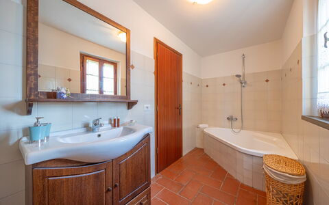 Villa Marconi: Zapfhahn, Spiegel, Armatur, Sinken, Badewanne, Badezimmerschrank, Azurblau, Gebäude, Cabinetry, Badezimmer