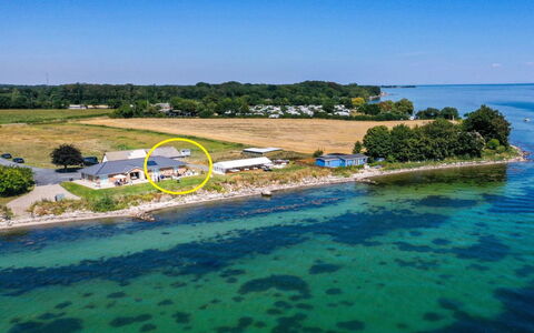 Volmar - 10M from the Sea: Blau, Strauch, Hütte, Ground, Garten, Estate, Schatten, Landscaping, Bauernhaus, Eco Hotel