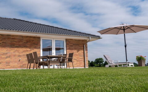 Volmar - 10M from the Sea: Blau, Strauch, Hütte, Ground, Garten, Estate, Schatten, Landscaping, Bauernhaus, Eco Hotel