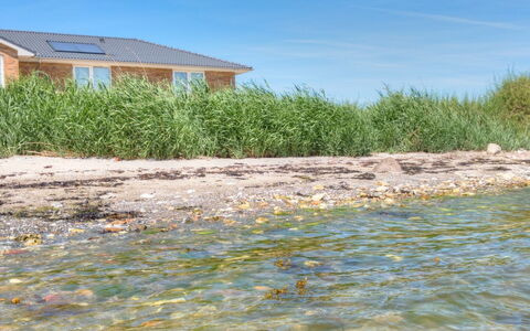 Volmar - 10M from the Sea: Blau, Strauch, Hütte, Ground, Garten, Estate, Schatten, Landscaping, Bauernhaus, Eco Hotel