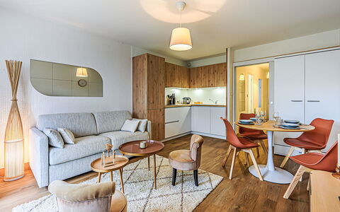 La Chouetterie: Möbel, Interior Design, Flooring, Fussboden, Zimmer, Holz, Decke, Couch, Wohnzimmer, Tabelle