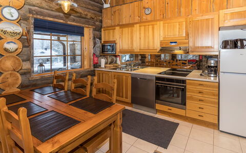 Kelovalta 1B: Holz, Küche, Hütte, Zuhause, Decke, Holzbeize, Blockhaus, Countertop, Hartholz, Küche & Esszimmer Tisch