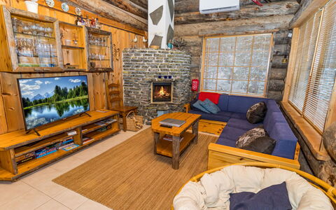 Kelovalta 1B: Holz, Decke, Interior Design, Möbel, Flooring, Fussboden, Couch, Wohnzimmer, Zuhause, Zimmer