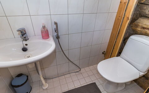 Kelovalta 1B: Badezimmer, Toilleten Sitz, Armatur, Toilette, Bad Sink, Sinken, Flooring, Fussboden, Zapfhahn, Installation