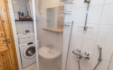 Kelovalta 1B: Armatur, Flooring, Fussboden, Badezimmer, Interior Design, Installation, Dusche, Zimmer, Toilette, Zapfhahn