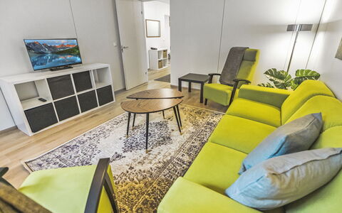 Mäntyranta 1: Möbel, Interior Design, Flooring, Fussboden, Couch, Zimmer, Decke, Wohnzimmer, Beleuchtung