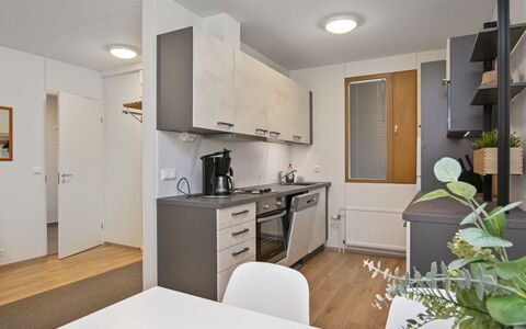 Mäntyranta 1: Küche, Möbel, Countertop, Interior Design, Küchengerät, Flooring, Major Appliance, Cabinetry, Holz, Fussboden
