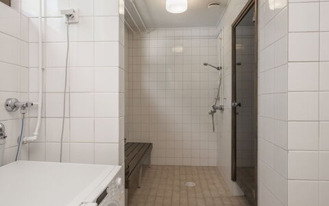 Mäntyranta 1: Flooring, Wand, Fussboden, Armatur, Interior Design, Decke, Badezimmer, Installation, Fliese, Verbundwerkstoff