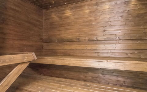 Mäntyranta 5: Möbel, Interior Design, Flooring, Fussboden, Tabelle, Decke, Küche & Esszimmer Tisch, Beleuchtung, Stuhl, Zuhause