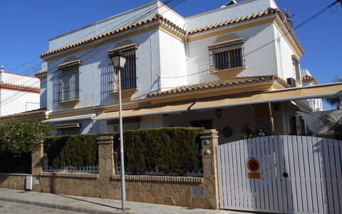 Apartamento Playa De Regla: Himmel, Eigentum, Fenster, Gebäude, Haus, Wohngebiet, Grundeigentum, Fassade, Dach