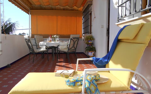 Apartamento Playa De Regla: Möbel, Tabelle, Interior Design, Stuhl, Holz, Flooring, Fenster, Wohnzimmer, Couch, Freizeit