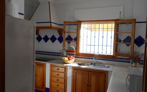 Apartamento Playa De Regla: Cabinetry, Eigentum, Möbel, Spüle, Sinken, Zapfhahn, Countertop, Fenster, Holz, Küche