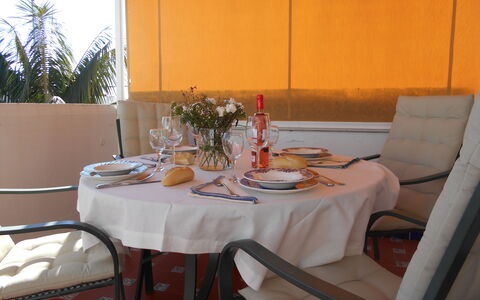 Apartamento Playa De Regla: Geschirr, Tabelle, Möbel, Eigentum, Stuhl, Dishware, Tischdecke, Textil, Teller, Interior Design