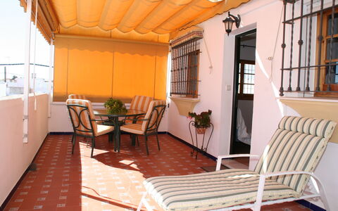 Apartamento Playa De Regla: Möbel, Fenster, Tabelle, Blumentopf, Pflanze, Gebäude, Stuhl, Holz, Zimmerpflanze, Gartenmöbel