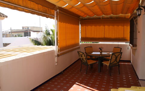 Apartamento Playa De Regla: Eigentum, Gebäude, Holz, Tabelle, Interior Design, Schatten, Die Architektur, Fussboden, Haus, Flooring