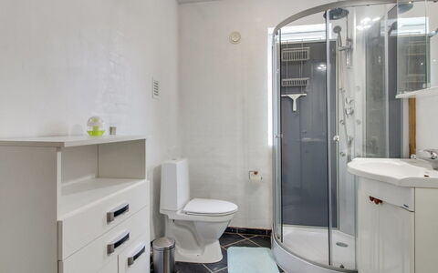 Ilsabe - 25Km from the Sea: Wand, Armatur, Flooring, Interior Design, Fussboden, Sinken, Toilette, Badezimmer, Decke, Bad Sink