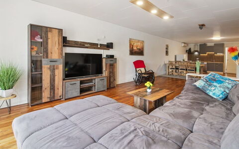 Ilsabe - 25Km from the Sea: Decke, Flooring, Interior Design, Fussboden, Verbundwerkstoff, Möbel, Resort, Hotel, Design, Daylighting